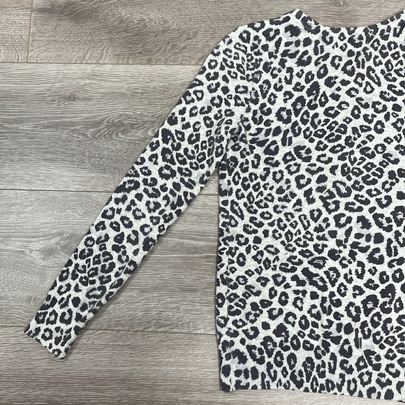 Old Navy Stretch Cardigan Long Sleeve Grey Animal Leopard Print S - Picture 15 of 16